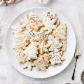 An easy recipe for sugar cookies with white chocolate icing